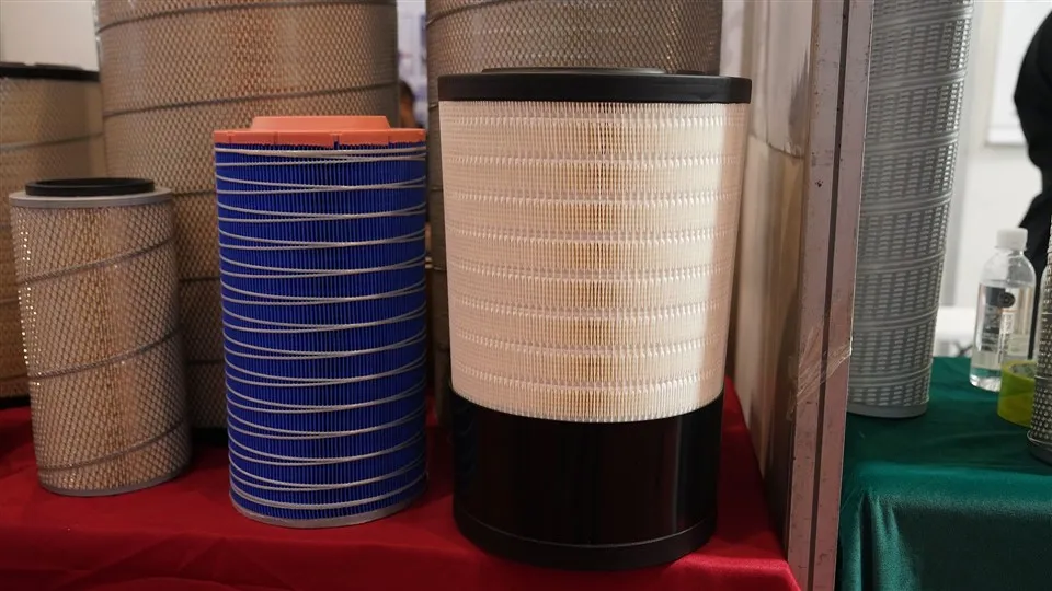 Sunkių sunkvežimių oro filtro metalo atsarginių dalių mašinų įranga P 628203 11 k 9-21320 11 K9-21310 Naujas naudotas pasirinktinis pritaikymas