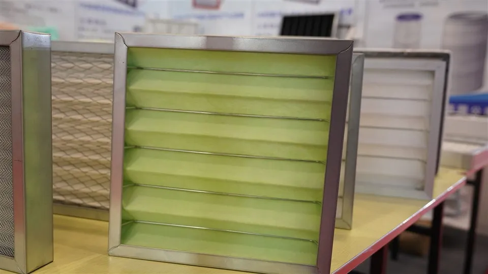 Profesionalus M5 M5 M6 F7 F8 F9 Aukštos dulkių pakrovimo vidutinio maišo filtro laikmenos PP skydelio oro filtro ritinio skydelio plotas